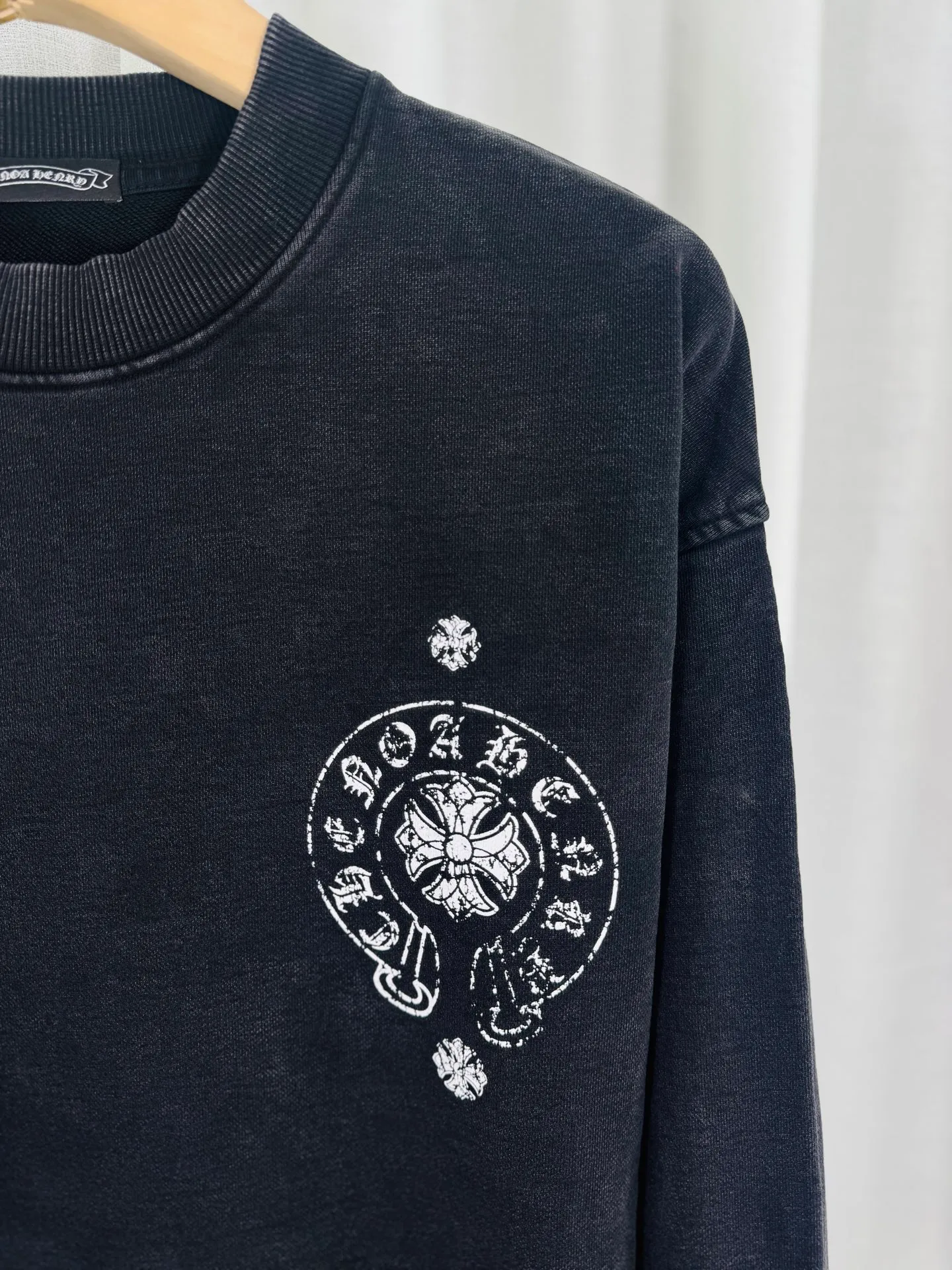 P270 top version, real shot without P, ​​different from market currency) 𝗖𝗵𝗿𝗼𝗺𝗲 𝗛𝗲𝗮𝗿𝘁𝘀/Cro Heart 2025 washed patch embroidery autumn and winter new original single counter American laser burnt 3D three-dimensional color embroidered couple casual sweatshirt 👑The highest version! Customized fabric 430g tripe terry fabric! American acid-washed and distressed original fabric, laser burnt pattern, exquisite embroidery of letters! The best-selling model in the counter, very comfortable to wear. Accessories: original molded and authenticated collar label➕100% silk wash label. Genuine purchase-grade original hangtag➕matching hanging rope➕3D hanging beads➕original packaging bag. Craftsmanship: The original version has consistent wiring! The highest version of the armhole matching technique! Color: Gray Black Size: S M L XL Style No.: 9336